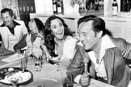 Roberto Gómez Bolaños junto al elenco de El Chavo del 8.