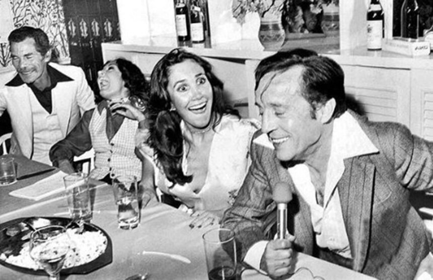 Roberto Gómez Bolaños junto al elenco de El Chavo del 8.