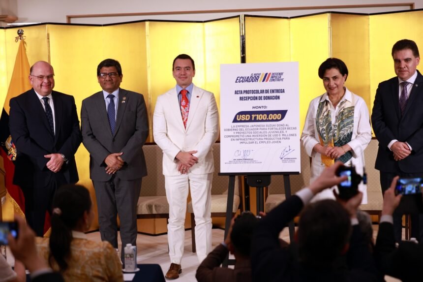 El presidente Daniel Noboa y representantes de Suzuki del Ecuador durante la entrega de la donación e inversión en beneficio de la juventud ecuatoriana.