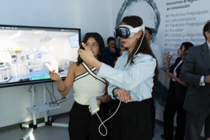 La tecnología de quirófanos inteligentes de Clínica Internacional hizo posible la primera cirugía holoscópica en tiempo real del país y latinoamérica.