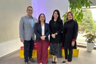 De izquierda a derecha: Andrew Williams, CEO regional de DHL; Edith Villavicencio, Gerente General de DHL Express Ecuador; Alexia Alcívar, Viceministra de Comercio Exterior; Jalila Carrillo, CEO para Centro y Suramérica de DHL.