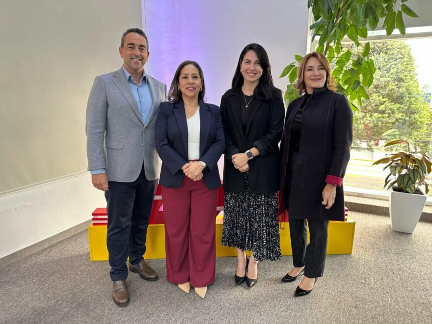 De izquierda a derecha: Andrew Williams, CEO regional de DHL; Edith Villavicencio, Gerente General de DHL Express Ecuador; Alexia Alcívar, Viceministra de Comercio Exterior; Jalila Carrillo, CEO para Centro y Suramérica de DHL.