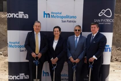 De izquierda a derecha: José Barahona, Presidente del Directorio de Conclina; Sra. Cecilia Barahona de Páez, Presidenta de Fundación Metrofraternidad; Morice Dassum, Presidente de Coloncorp; Javier Contreras, Presidente Ejecutivo de Conclina y Gerente General del Hospital Metropolitano.