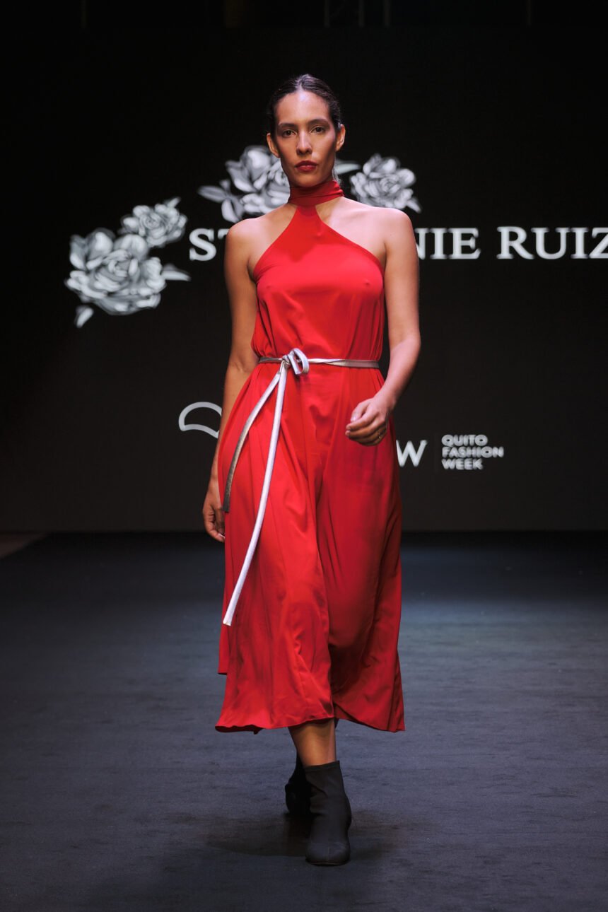 Escenario principal del Jetour Quito Fashion Week, donde diseñadores nacionales e internacionales presentarán sus colecciones Spring/Summer 2026 ante la mirada de la industria global. Foto: Stephanie Ruiz