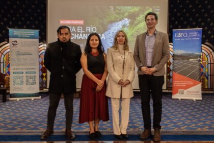 Pie de foto: De izq. a der.: José Pérez, Gerente de Tecnología de Ichthion; Andrea Lema, Directora País de Ichthion; Marcela Bueno, Asesora Estratégica de la Fundación Panamericana para el Desarrollo (PADF); Víctor Herrera, Coordinador de Sostenibilidad de la Universidad San Francisco de Quito (USFQ)