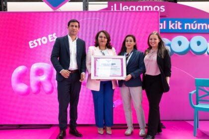 De izquierda a derecha: Marco Aurelio Sánchez, Director Essity Ecuador; Mgs. Judith Romero, Rectora de la Unidad Educativa Manuela Cañizares; Viviana Isabel Romeo, Analista de Atención Ciudadana; Paola Mena, Gerente de Marca Nosotras®