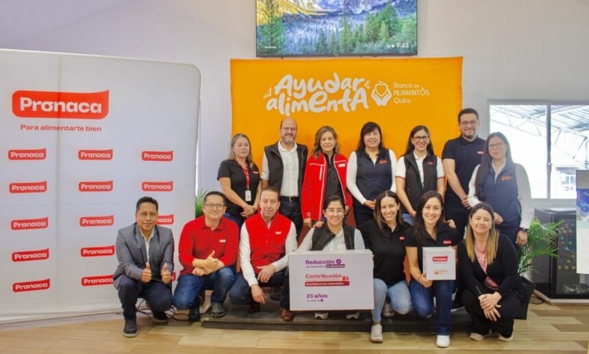Voluntarios de Pronaca durante la jornada de rescate y clasificación de alimentos