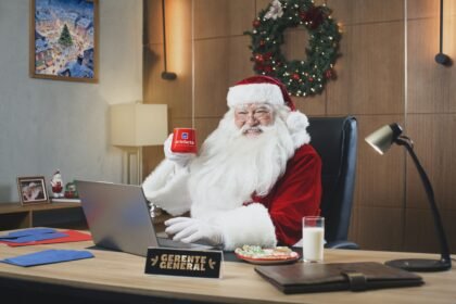 Papá Noel protagoniza la campaña navideña de Artefacta al asumir simbólicamente el rol de Gerente General, reforzando el concepto “Para los que saben regalar”.