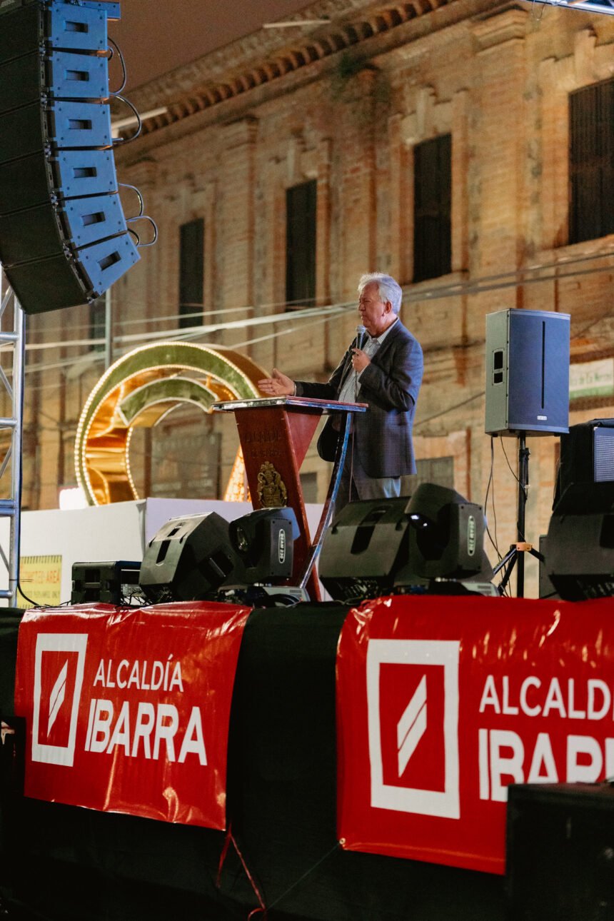Encendido de luces navideñas en el Parque Pedro Moncayo, uno de los principales escenarios de la programación Ibarra Vive la Navidad 2025.