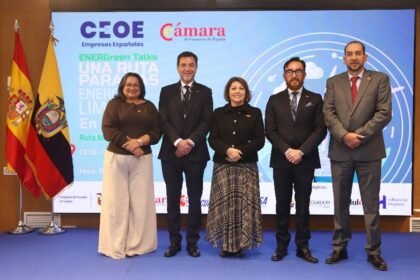 De derecha a izquierda: Alexé Guerrero, presidente de CAMESPA; Paolo Carpio, viceministro de Infraestructura del MIT; Wilma Andrade, embajadora de Ecuador en España; Antonio Jácome, gerente general de CELEC; Karina Osejos, directora ejecutiva de CAMESPA, durante el Congreso Internacional ENERGreen Talks – EU en Madrid.