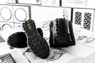 Suelas de caucho desarrolladas por Continental para Adidas, fabricadas con tecnología inspirada en neumáticos de alto desempeño para maximizar tracción, durabilidad y rendimiento deportivo.