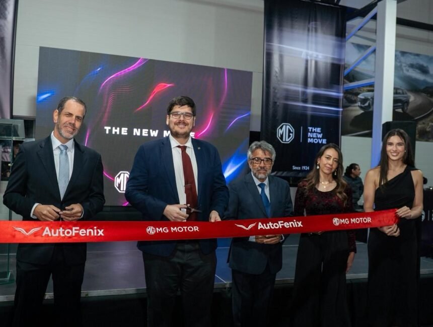 De izquierda a derecha: Ricardo Schneidewind, Subgerente de MG Motor Ecuador; Daniel Wiener, Gerente General de MG Motor Ecuador; Arturo Cárdenas, Gerente General de Autofenix; Daniela Cárdenas, Gerente de Operación Autofenix; y Cristina González, Coordinadora PR Inducorp