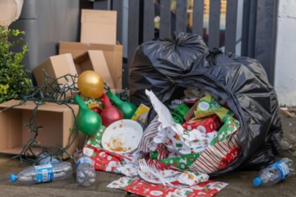 Residuos plásticos acumulados en zonas costeras; una parte de estos proviene del continente y llega hasta Galápagos