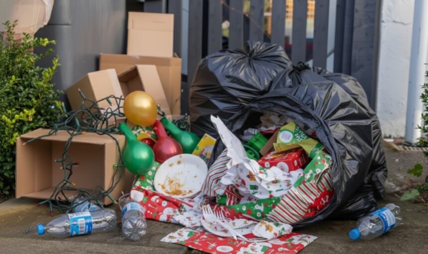 Residuos plásticos acumulados en zonas costeras; una parte de estos proviene del continente y llega hasta Galápagos