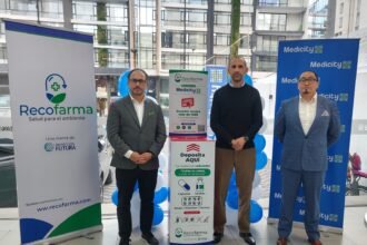 De izquierda a derecha: Pablo Macías, Gerente General de Proyección Futura; José Ricaurte, Vicepresidente Ejecutivo de Farmaenlace; y Juan Carlos Cachott, jefe de Seguridad, Salud Ocupacional y Ambiente de Medicity, durante la instalación del primer contenedor Recofarma en Quito