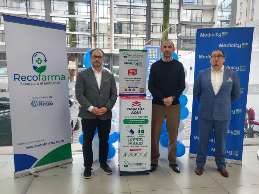 De izquierda a derecha: Pablo Macías, Gerente General de Proyección Futura; José Ricaurte, Vicepresidente Ejecutivo de Farmaenlace; y Juan Carlos Cachott, jefe de Seguridad, Salud Ocupacional y Ambiente de Medicity, durante la instalación del primer contenedor Recofarma en Quito