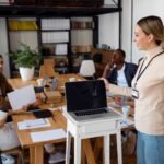 Especialistas en Recursos Humanos destacan el impacto positivo del regreso al trabajo presencial en la productividad y la cultura organizacional.