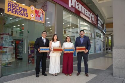 Representantes de Cruz Azul, Pharmacy’s y DHL Express durante el lanzamiento del primer servicio en Latinoamérica que permite el envío directo de productos tradicionales de salud desde Ecuador hacia Estados Unidos