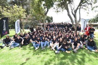 Colaboradores de Santillana durante la cuarta jornada de voluntariado realizada en el Proyecto Salesiano Ecuador, zona norte, como parte del programa Acción Guambras.