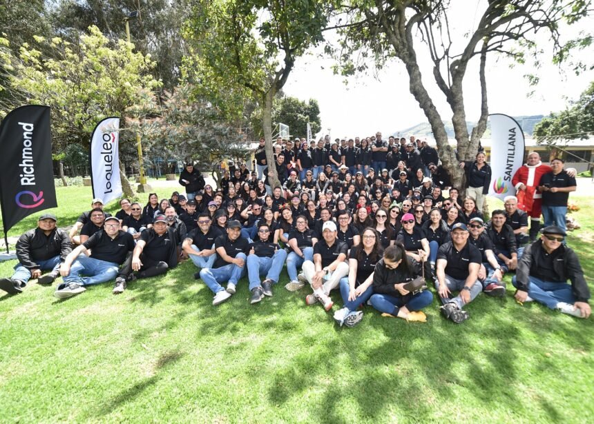Colaboradores de Santillana durante la cuarta jornada de voluntariado realizada en el Proyecto Salesiano Ecuador, zona norte, como parte del programa Acción Guambras.