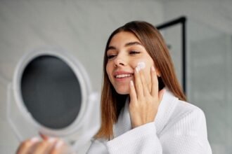 La elección consciente de productos cosméticos se convierte en un factor clave para proteger el equilibrio hormonal y el bienestar a largo plazo