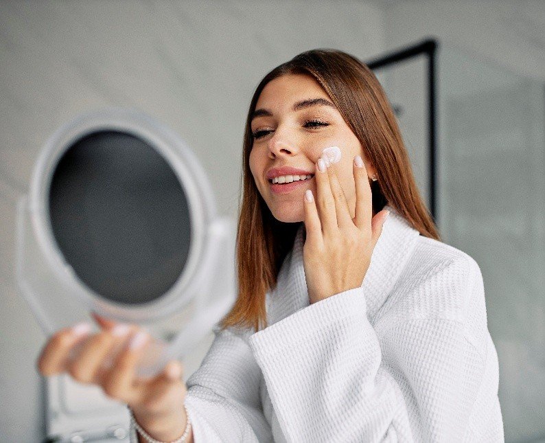 La elección consciente de productos cosméticos se convierte en un factor clave para proteger el equilibrio hormonal y el bienestar a largo plazo