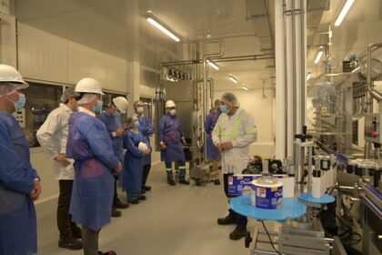 Personal de La Fabril durante el recorrido de inauguración de la nueva planta de cremas vegetales tipo chantilly.