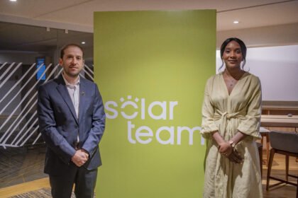 De izquierda a derecha: Pablo López, CEO de SolarTeam, y Emely Valencia, Gerente de Marketing de SolarTeam.