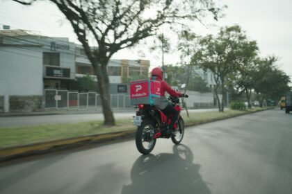 Los ecuatorianos pidieron de todo en 2025: desde comida rápida y productos de supermercado hasta artículos de farmacia y bebidas, según el reporte de PedidosYa.