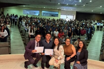 Estudiantes de la Facultad de Filosofía, Letras y Ciencias de la Educación de la UCE participaron masivamente en la charla “Cuidar para Educar”, un espacio dedicado al bienestar emocional y la resiliencia