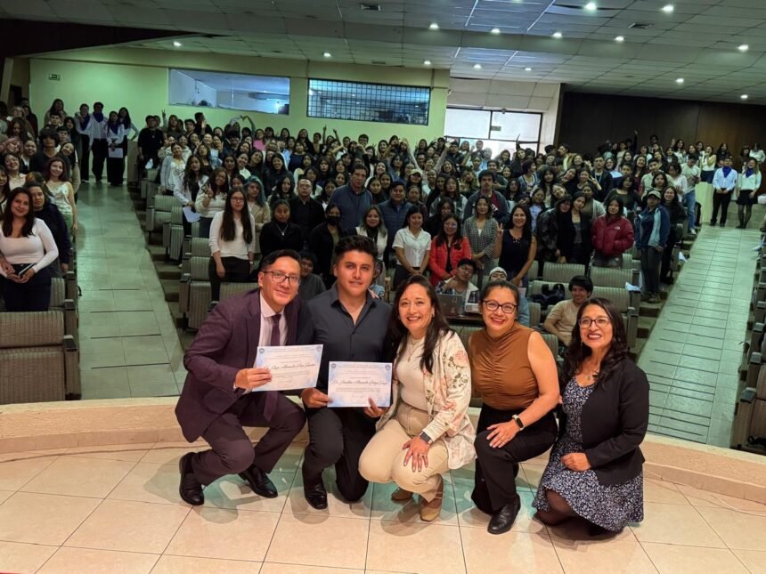 Estudiantes de la Facultad de Filosofía, Letras y Ciencias de la Educación de la UCE participaron masivamente en la charla “Cuidar para Educar”, un espacio dedicado al bienestar emocional y la resiliencia