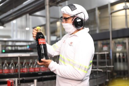 Arca Continental Ecuador impulsa un modelo integral de Acción Climática enfocado en la eficiencia energética, el uso de energías renovables y la reducción de emisiones de CO₂ a lo largo de toda su cadena de valor.