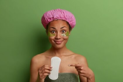 El uso adecuado de protectores íntimos, con recambios frecuentes, contribuye al bienestar y la comodidad durante el día.