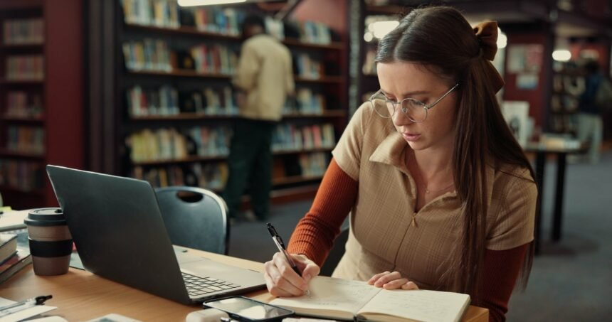 Profesionales ecuatorianos podrán acceder a maestrías oficiales europeas con becas de hasta el 50%, gracias a la alianza entre la Universidad Nebrija y el Minedec.