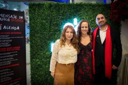 (Izq. a der.) Marianela Berrazueta, administradora general de Ciudad Comercial El Recreo; Caridad Ponce, socia cofundadora de Trévoa Comunicación y Diseño de Proyectos; y José Manosalvas, artista y diseñador gráfico, durante la presentación de RecreoSer.