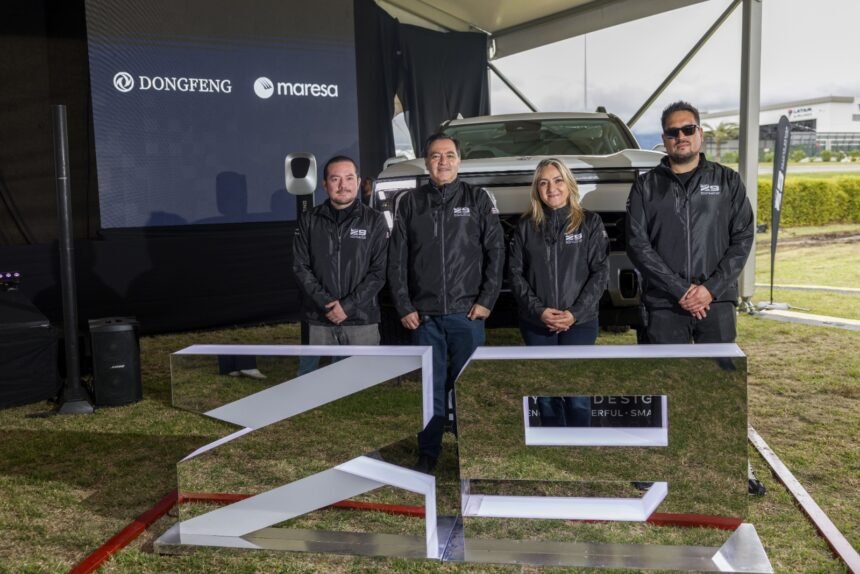 De izquierda a derecha: Alberto Reza, jefe de Producto de Dongfeng; Santiago Castro, CEO de Corporación Maresa; Tatiana Flores, gerente de la Unidad de Negocio Dongfeng; y Andrés Armendáriz, gerente de Marketing de Dongfeng, durante el lanzamiento de la nueva Z9 en Ecuador.