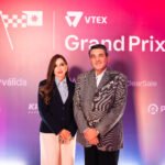 De izquierda a derecha: Paola Correa, Jefe de Canal Masivo, y Santiago Jaramillo Vega, Gerente General de Armonía Marketplace, durante el VTEX Grand Prix 2026 en Guayaquil.