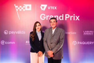 De izquierda a derecha: Paola Correa, Jefe de Canal Masivo, y Santiago Jaramillo Vega, Gerente General de Armonía Marketplace, durante el VTEX Grand Prix 2026 en Guayaquil.