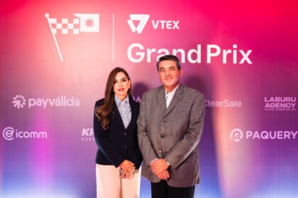 De izquierda a derecha: Paola Correa, Jefe de Canal Masivo, y Santiago Jaramillo Vega, Gerente General de Armonía Marketplace, durante el VTEX Grand Prix 2026 en Guayaquil.