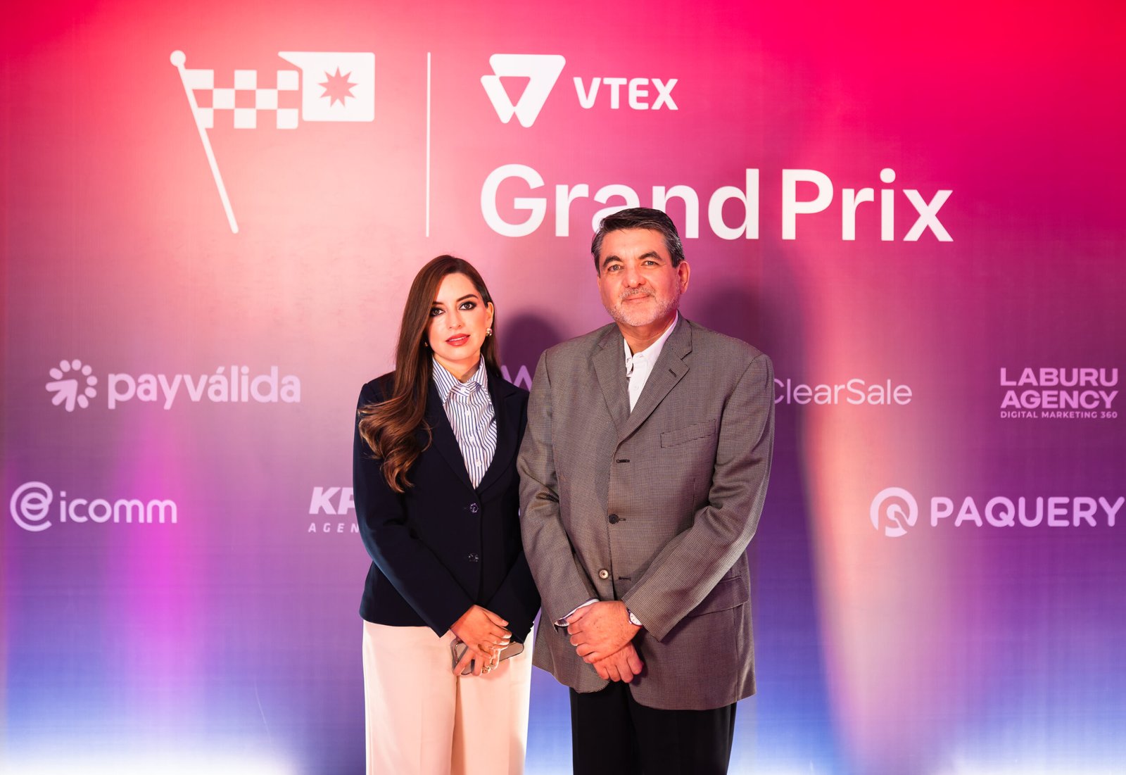 De izquierda a derecha: Paola Correa, Jefe de Canal Masivo, y Santiago Jaramillo Vega, Gerente General de Armonía Marketplace, durante el VTEX Grand Prix 2026 en Guayaquil.