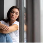 El regreso a la rutina, el estrés financiero y la disminución del contacto social pueden impactar la salud mental en enero, una etapa clave para priorizar el autocuidado y la detección temprana