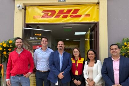 Equipo directivo y de retail de DHL Express Ecuador durante el anuncio del plan de expansión 2026.