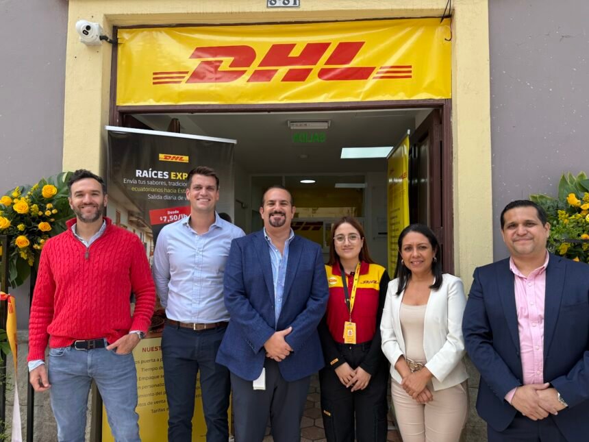 Equipo directivo y de retail de DHL Express Ecuador durante el anuncio del plan de expansión 2026.