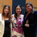 : Mujeres Colibrí destaca el liderazgo femenino en favor de grupos vulnerables. De izquierda a derecha: Yolanda Ríos, representante legal de Ecuabet; Gabriela Robalino, directora de Mujeres Colibrí Ecuador; Liliana Zuluaga, CEO de Ecuabet.