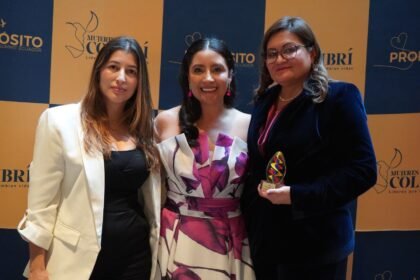 : Mujeres Colibrí destaca el liderazgo femenino en favor de grupos vulnerables. De izquierda a derecha: Yolanda Ríos, representante legal de Ecuabet; Gabriela Robalino, directora de Mujeres Colibrí Ecuador; Liliana Zuluaga, CEO de Ecuabet.
