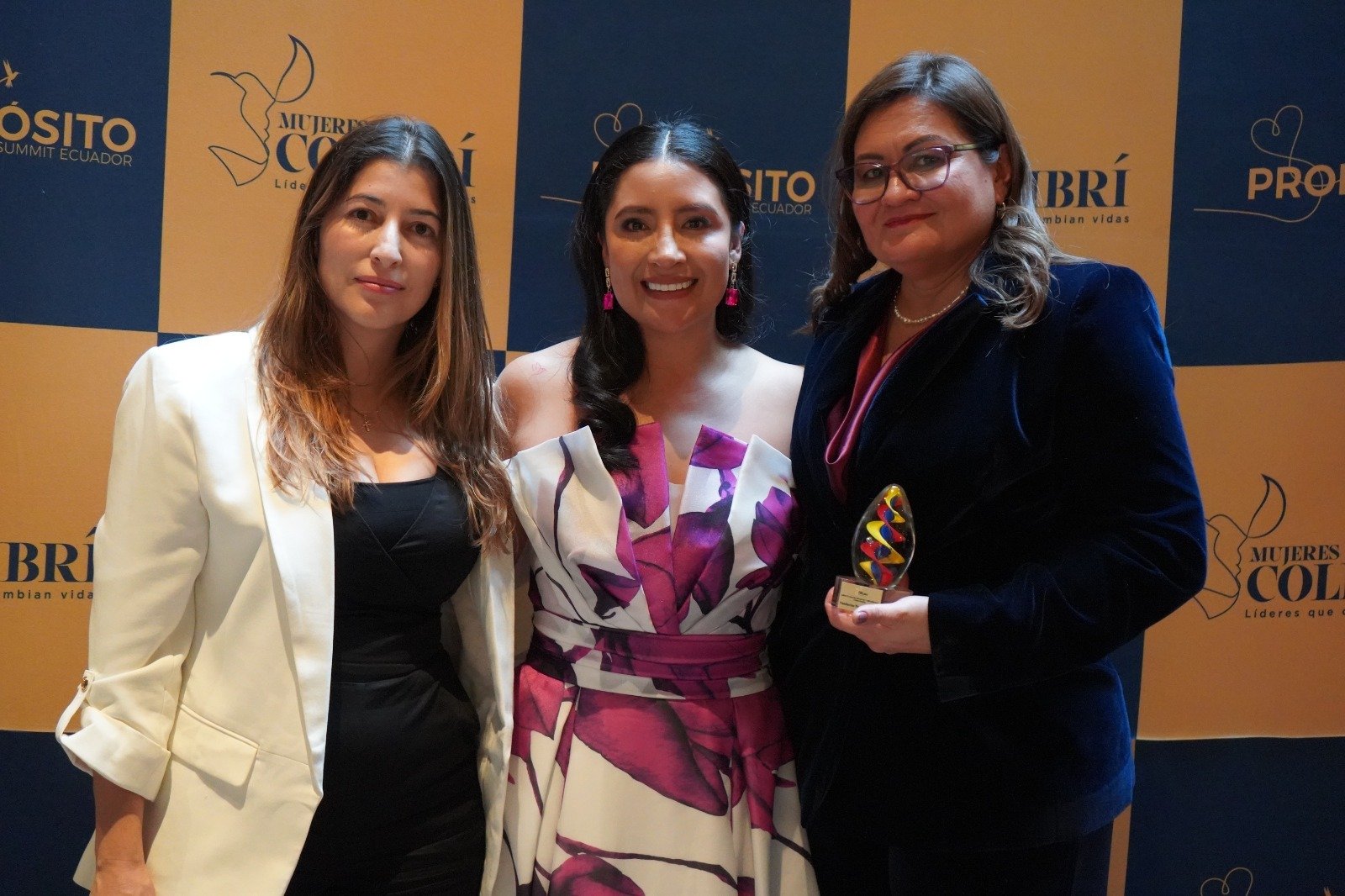 : Mujeres Colibrí destaca el liderazgo femenino en favor de grupos vulnerables. De izquierda a derecha: Yolanda Ríos, representante legal de Ecuabet; Gabriela Robalino, directora de Mujeres Colibrí Ecuador; Liliana Zuluaga, CEO de Ecuabet.