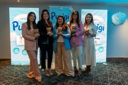 De izquierda a derecha: Nicole Espinosa, Coordinadora de Marca Didelsa; Silvia Salazar de Espinosa, Gerente General Didelsa; Erika Torres, Gerente de Categoría Infantil de Farmaenlace; Joselyn Mantilla, Jefe de Categoría Infantil de Farmaenlace; y Andrea Uquillas, Gerente de Marketing de Farmaenlace.