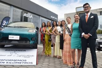 ASSA|GAC develó el vehículo 100 % eléctrico que acompañará a la Reina de Ambato 2026 durante sus actividades protocolares y comunitarias, en el marco de la Fiesta de la Fruta y de las Flores.