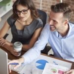 Emprender entre amigos requiere confianza, pero también información financiera clara y acuerdos formales desde el inicio.