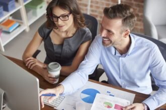Emprender entre amigos requiere confianza, pero también información financiera clara y acuerdos formales desde el inicio.